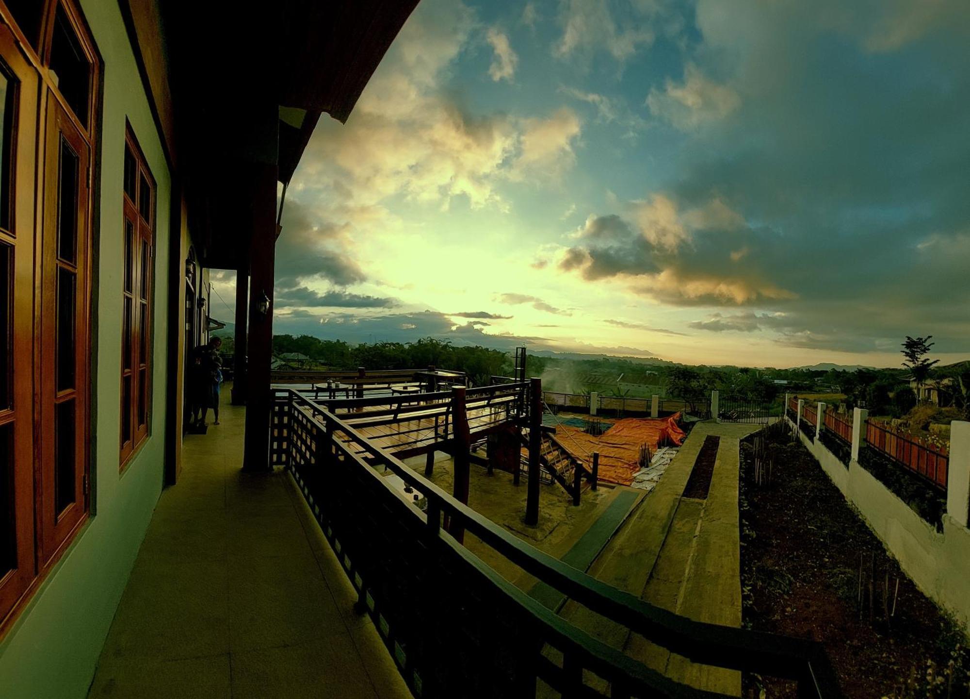 Kopa Hilltop - Family Guest Home Ruteng Exteriör bild