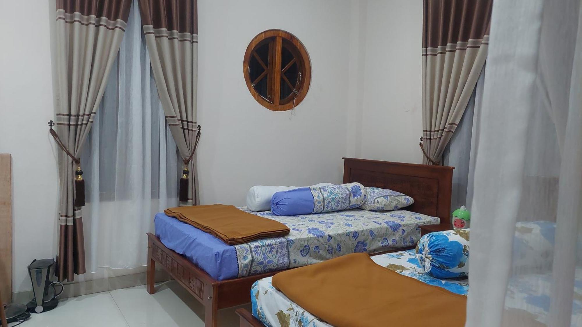 Kopa Hilltop - Family Guest Home Ruteng Rum bild